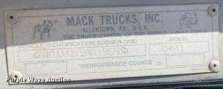 image for item JQ9739 2000 Mack CH613  semi truck