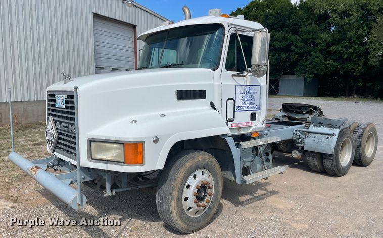 image for item JQ9741 2000 Mack CH613  semi truck