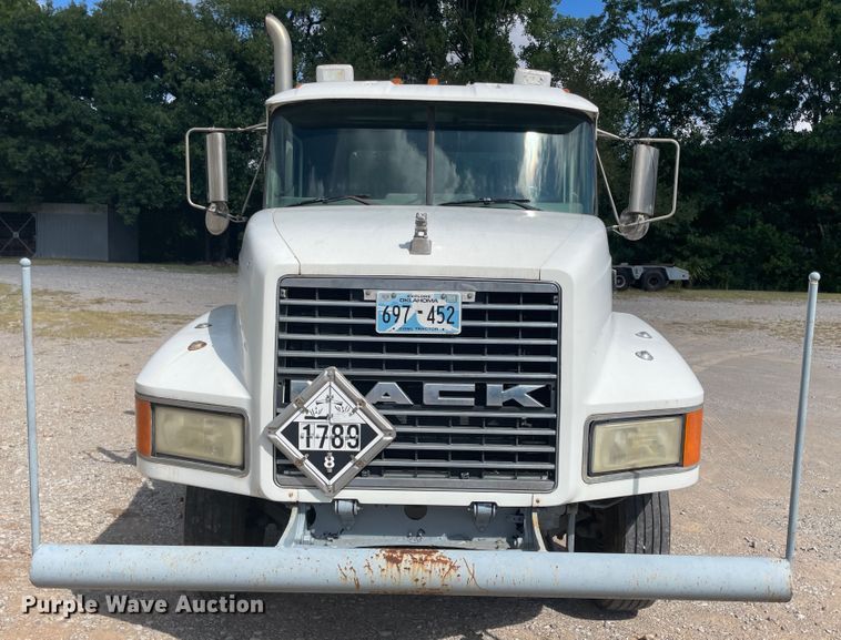image for item JQ9741 2000 Mack CH613  semi truck