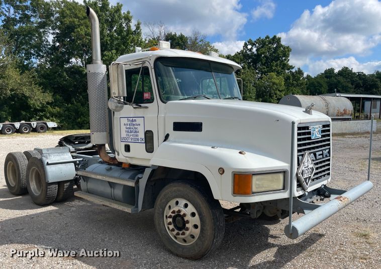 image for item JQ9741 2000 Mack CH613  semi truck