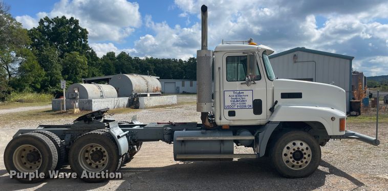 image for item JQ9741 2000 Mack CH613  semi truck