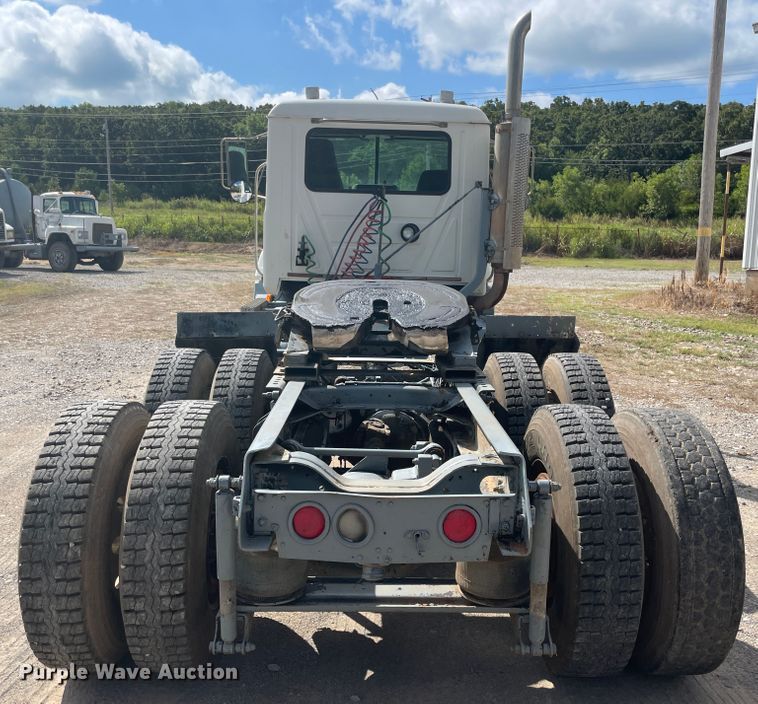 image for item JQ9741 2000 Mack CH613  semi truck