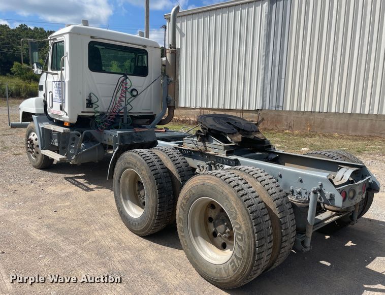 image for item JQ9741 2000 Mack CH613  semi truck