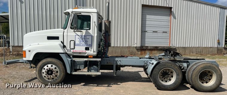 image for item JQ9741 2000 Mack CH613  semi truck