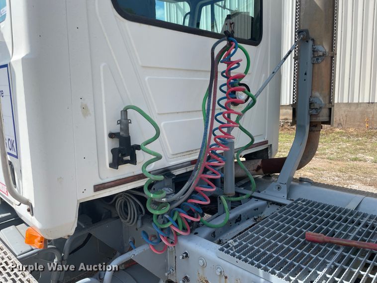 image for item JQ9741 2000 Mack CH613  semi truck