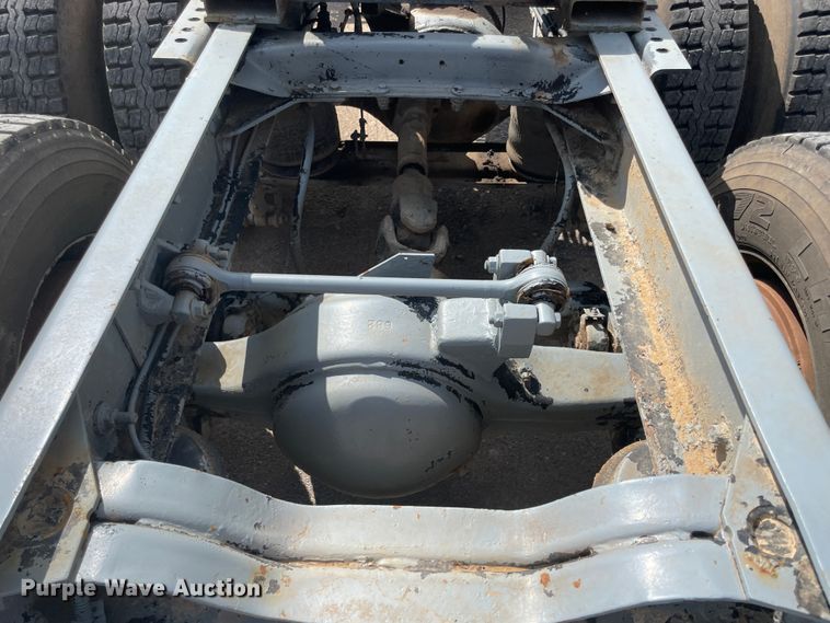 image for item JQ9741 2000 Mack CH613  semi truck