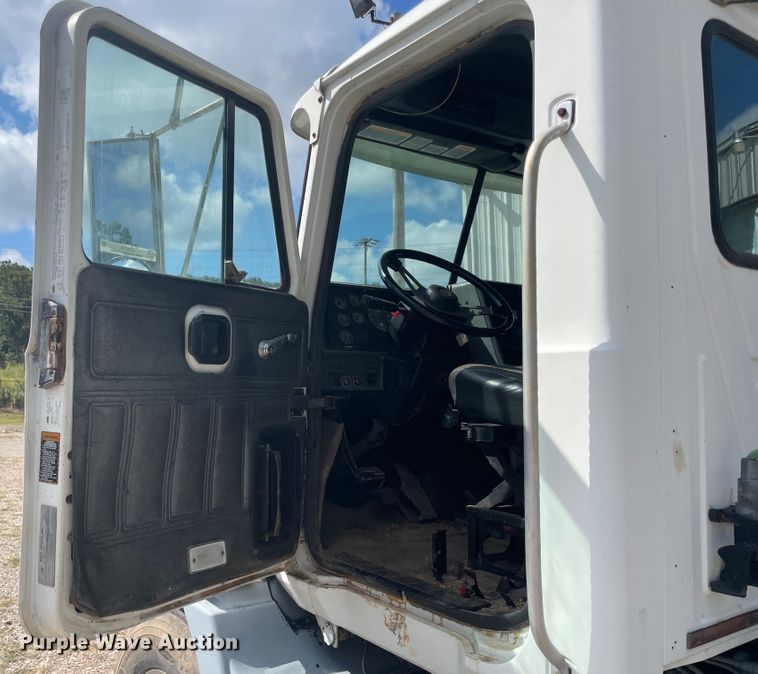 image for item JQ9741 2000 Mack CH613  semi truck