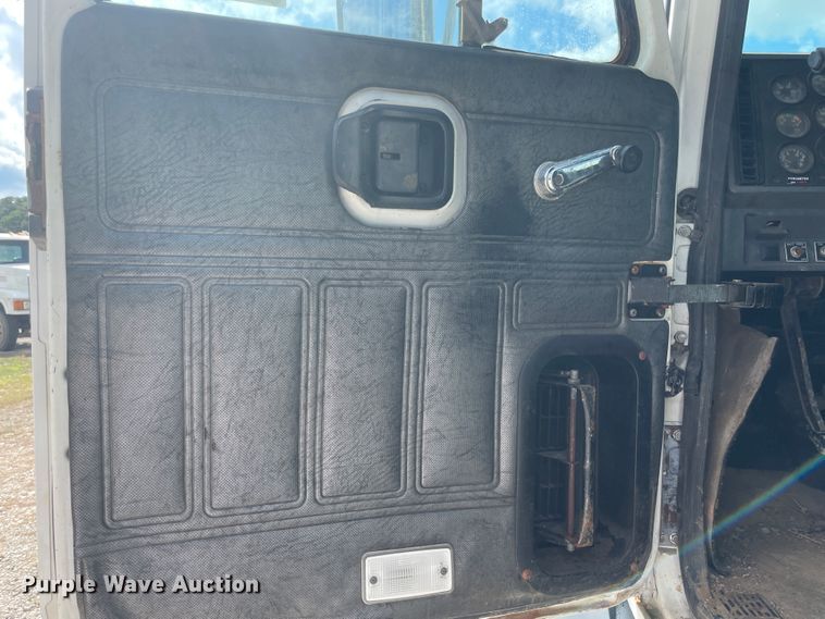 image for item JQ9741 2000 Mack CH613  semi truck