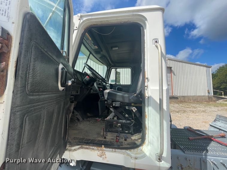 image for item JQ9741 2000 Mack CH613  semi truck