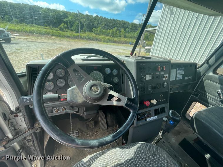 image for item JQ9741 2000 Mack CH613  semi truck