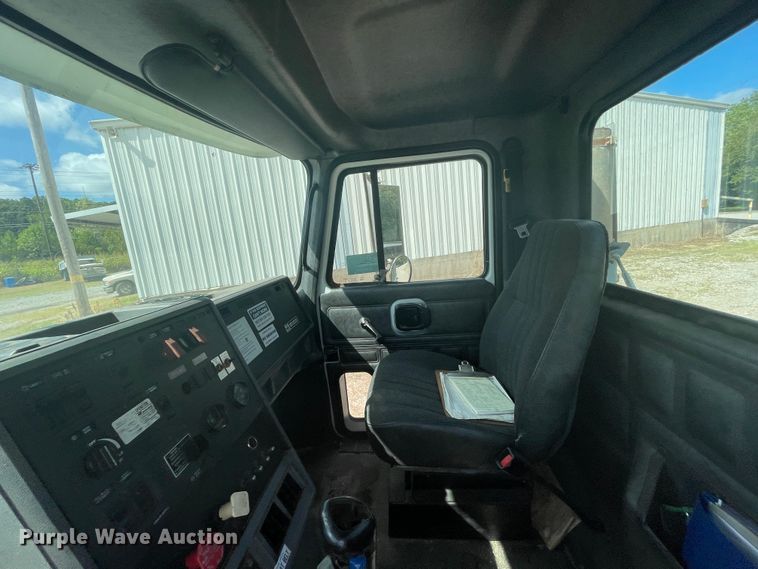 image for item JQ9741 2000 Mack CH613  semi truck