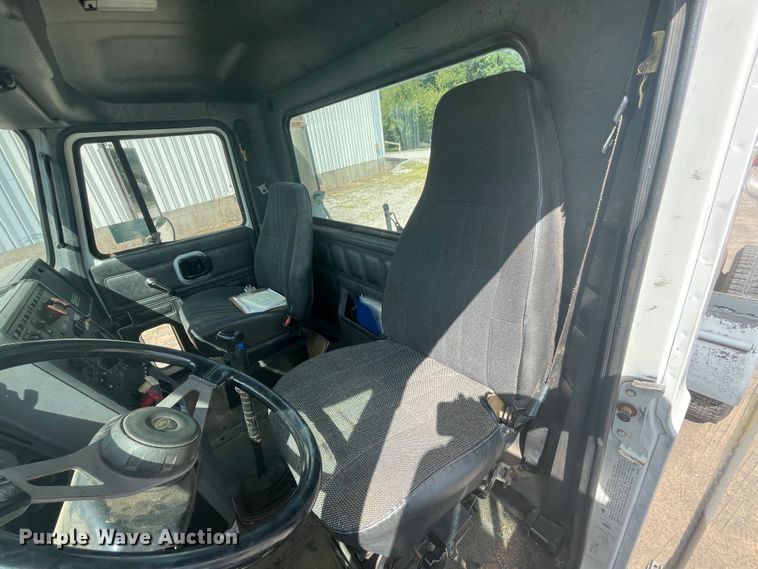 image for item JQ9741 2000 Mack CH613  semi truck