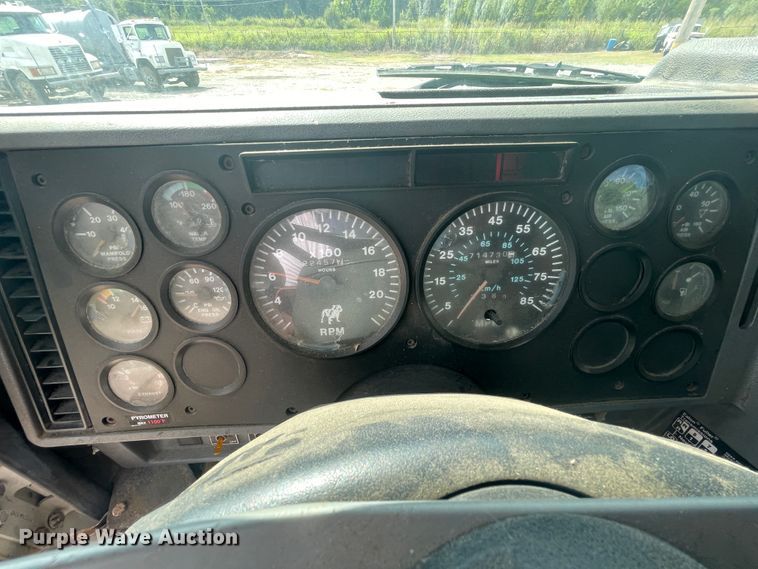 image for item JQ9741 2000 Mack CH613  semi truck