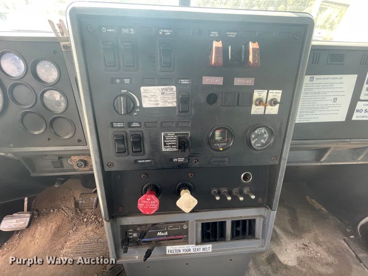 image for item JQ9741 2000 Mack CH613  semi truck