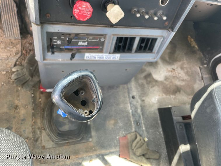 image for item JQ9741 2000 Mack CH613  semi truck