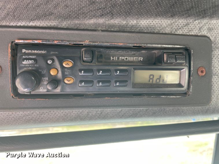 image for item JQ9741 2000 Mack CH613  semi truck