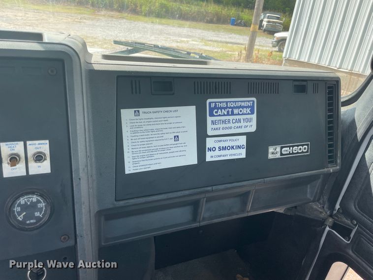 image for item JQ9741 2000 Mack CH613  semi truck