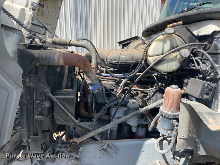 image for item JQ9741 2000 Mack CH613  semi truck