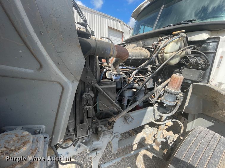 image for item JQ9741 2000 Mack CH613  semi truck