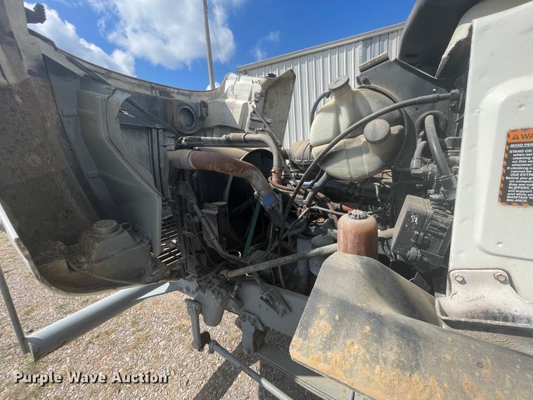 image for item JQ9741 2000 Mack CH613  semi truck