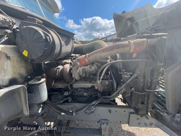 image for item JQ9741 2000 Mack CH613  semi truck