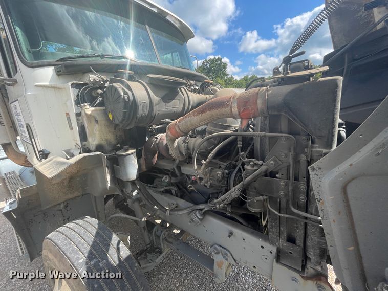 image for item JQ9741 2000 Mack CH613  semi truck