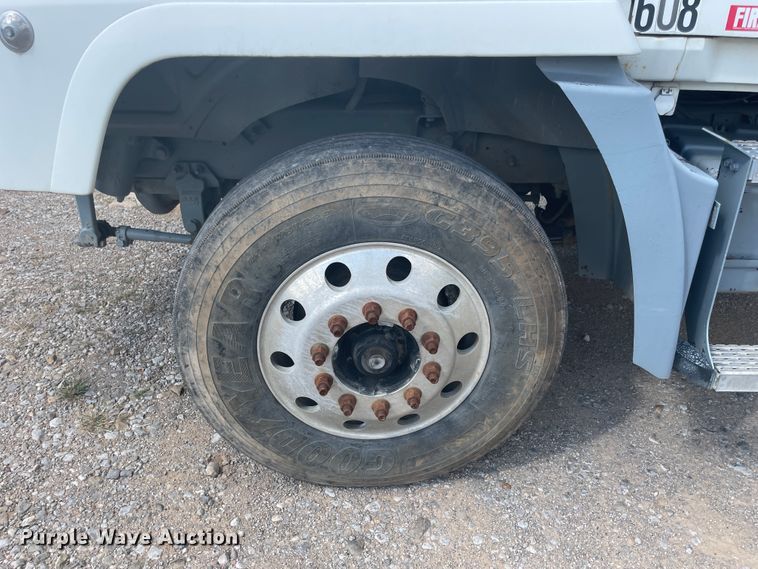 image for item JQ9741 2000 Mack CH613  semi truck