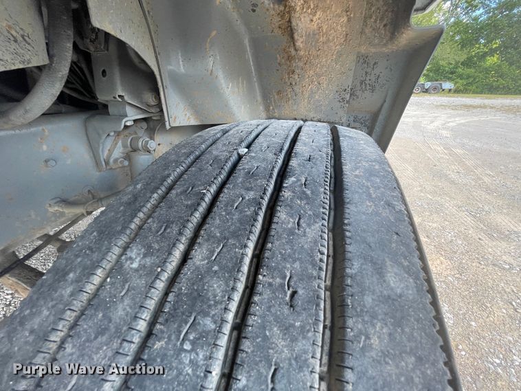 image for item JQ9741 2000 Mack CH613  semi truck