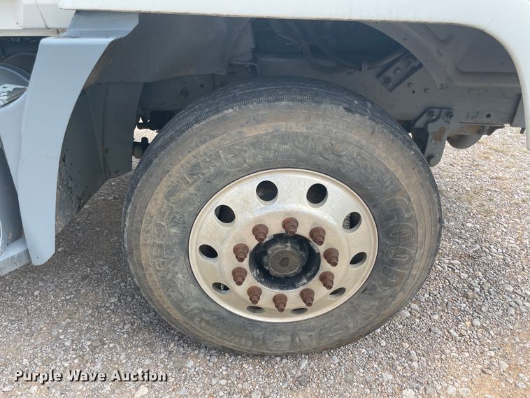 image for item JQ9741 2000 Mack CH613  semi truck