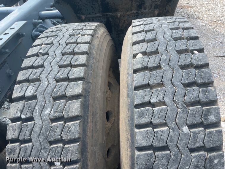 image for item JQ9741 2000 Mack CH613  semi truck