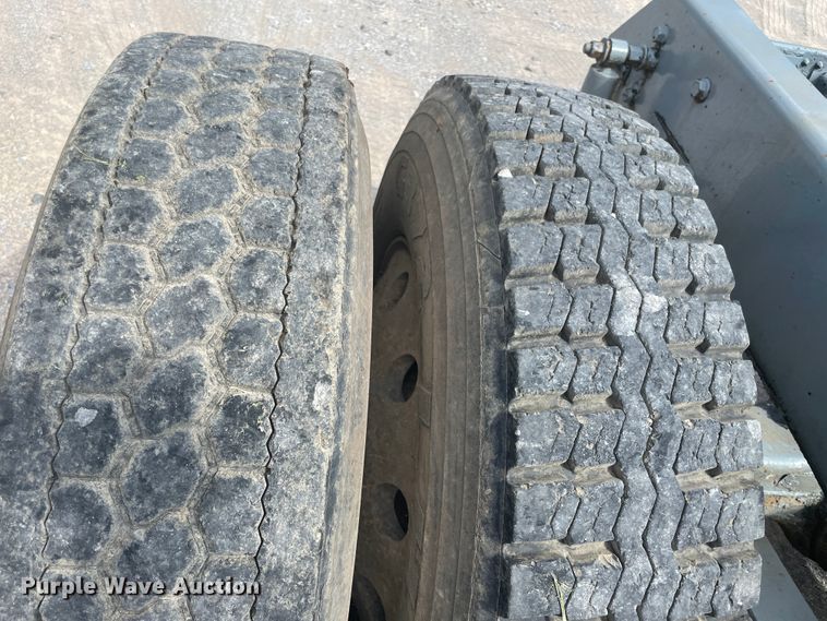 image for item JQ9741 2000 Mack CH613  semi truck