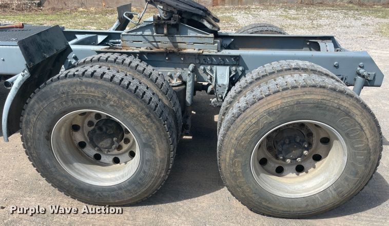 image for item JQ9741 2000 Mack CH613  semi truck