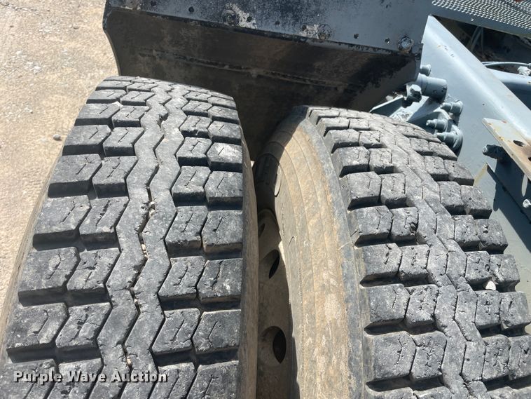 image for item JQ9741 2000 Mack CH613  semi truck