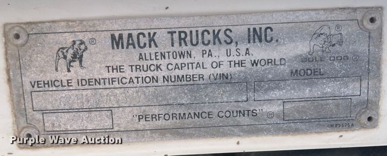 image for item JQ9741 2000 Mack CH613  semi truck