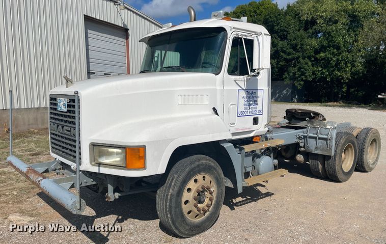image for item JQ9742 2000 Mack CH613  semi truck