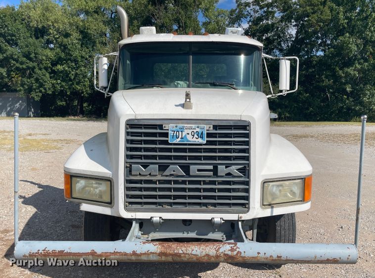 image for item JQ9742 2000 Mack CH613  semi truck