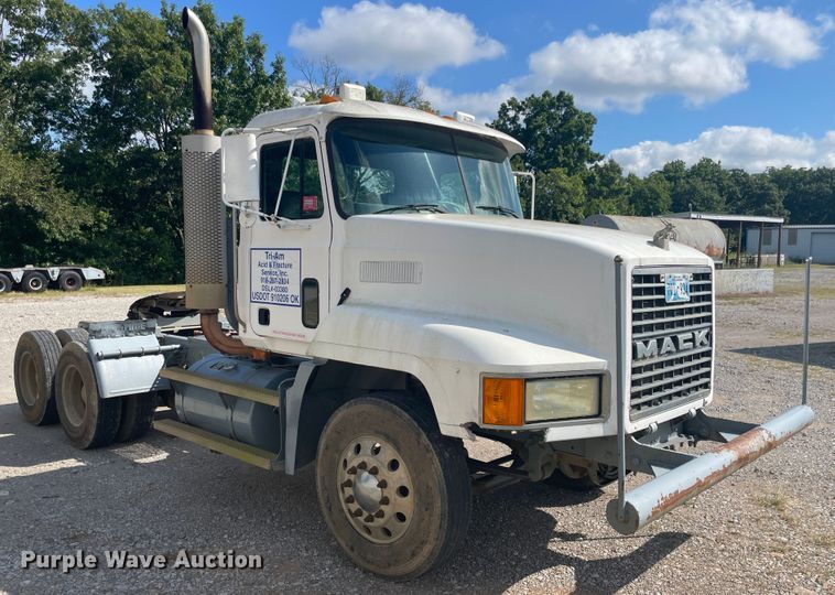 image for item JQ9742 2000 Mack CH613  semi truck