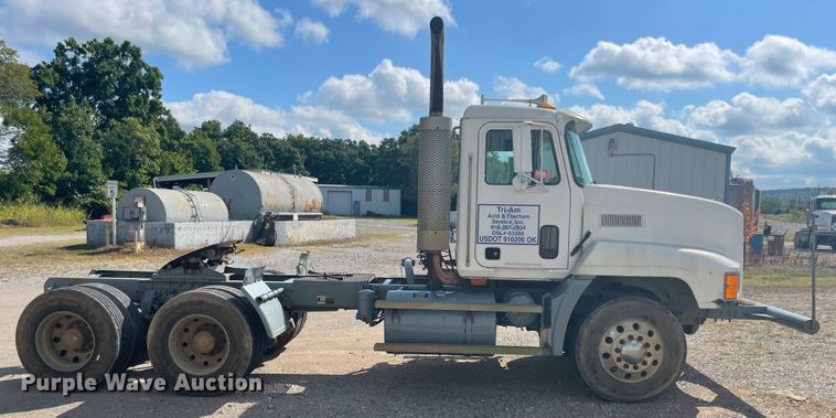 image for item JQ9742 2000 Mack CH613  semi truck
