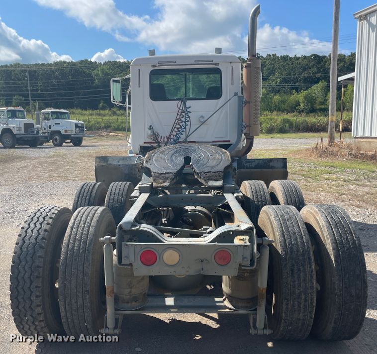 image for item JQ9742 2000 Mack CH613  semi truck