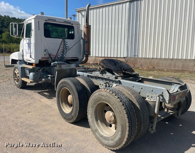 image for item JQ9742 2000 Mack CH613  semi truck