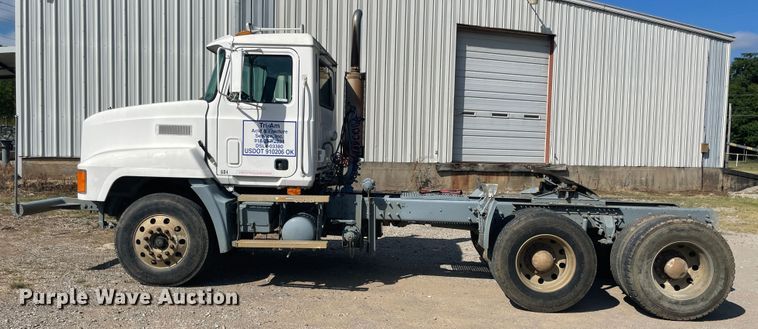 image for item JQ9742 2000 Mack CH613  semi truck