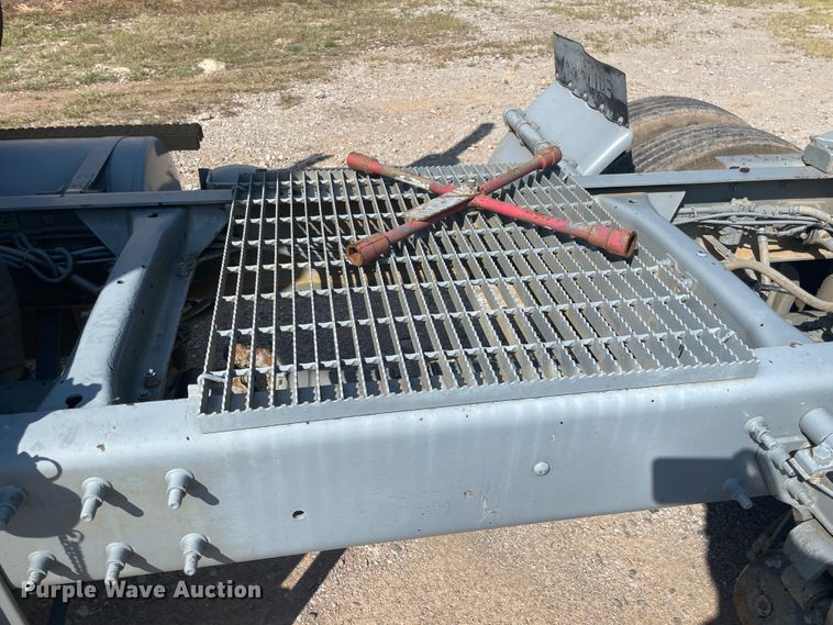 image for item JQ9742 2000 Mack CH613  semi truck