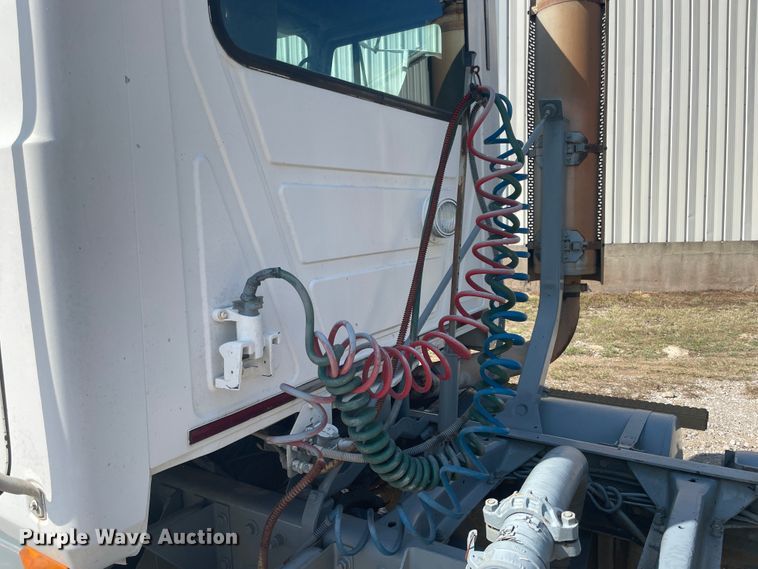 image for item JQ9742 2000 Mack CH613  semi truck