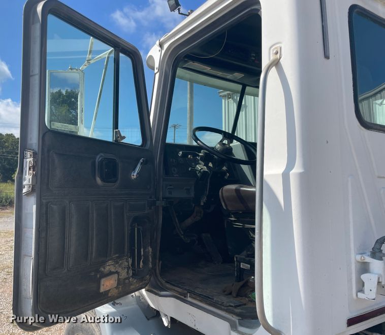 image for item JQ9742 2000 Mack CH613  semi truck