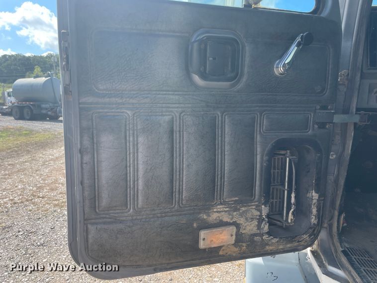 image for item JQ9742 2000 Mack CH613  semi truck