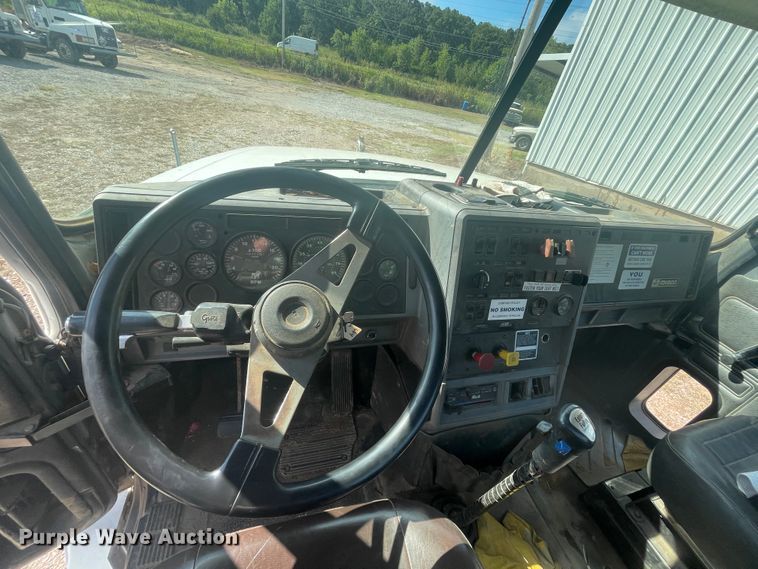 image for item JQ9742 2000 Mack CH613  semi truck