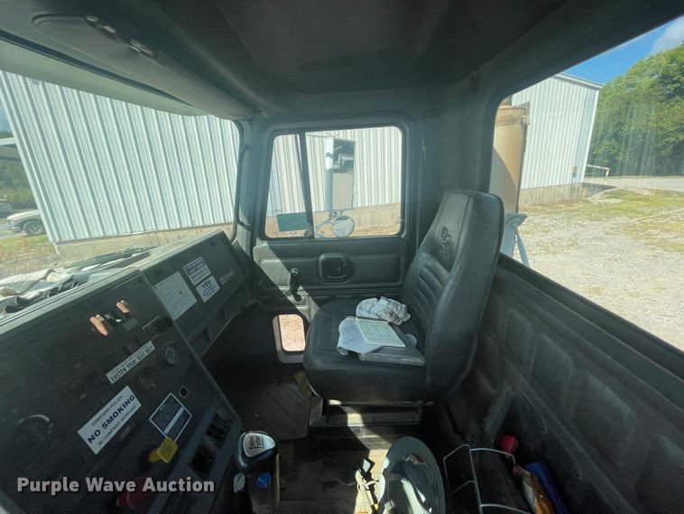 image for item JQ9742 2000 Mack CH613  semi truck