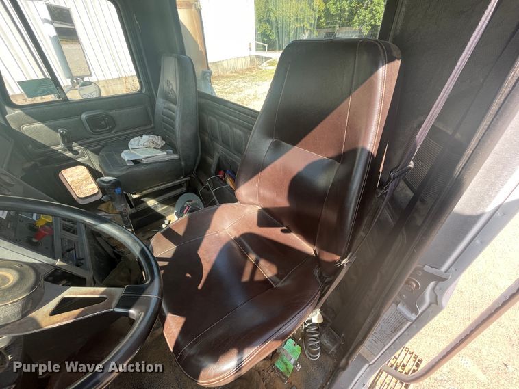 image for item JQ9742 2000 Mack CH613  semi truck