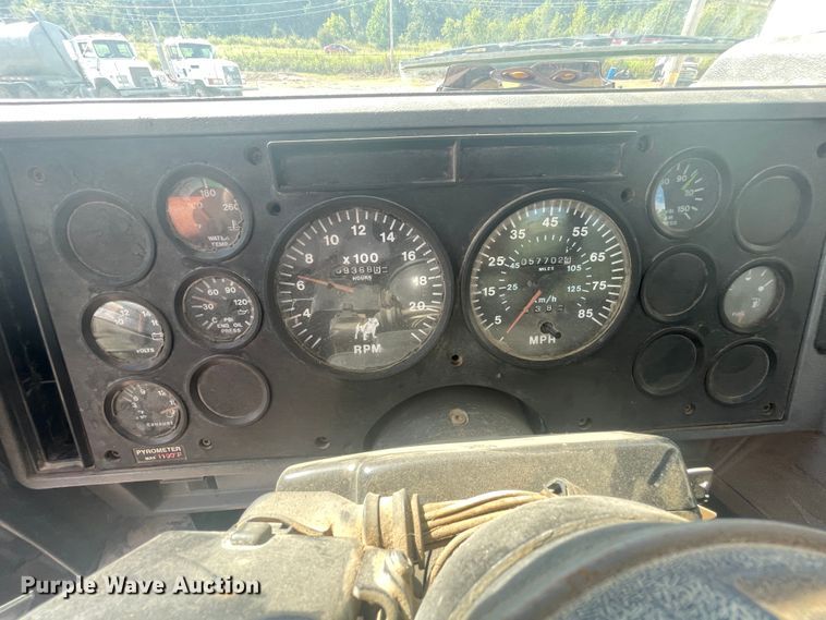 image for item JQ9742 2000 Mack CH613  semi truck