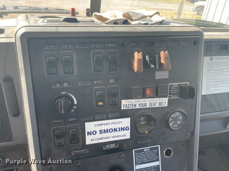 image for item JQ9742 2000 Mack CH613  semi truck